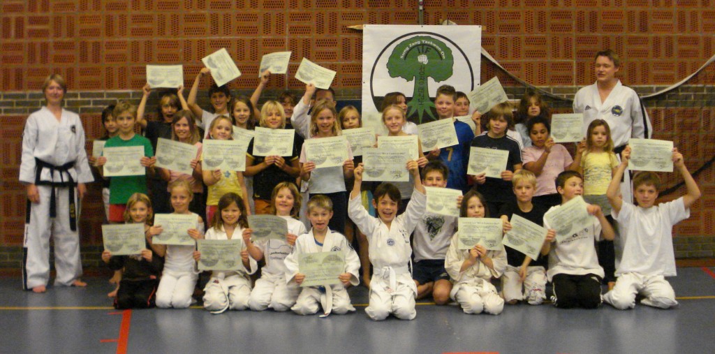 2 Laatste training cursus Dit is Taekwon-Do (jeugd groepsfoto met certificaat)